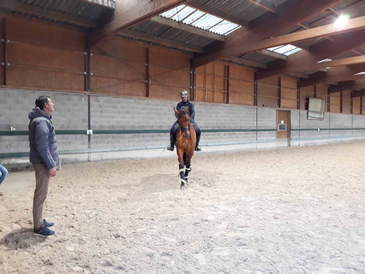 Notre moniteur Benoît en selle sur son beau cheval Upside aux Écuries du Rosey, poney club dans le pays de Gex