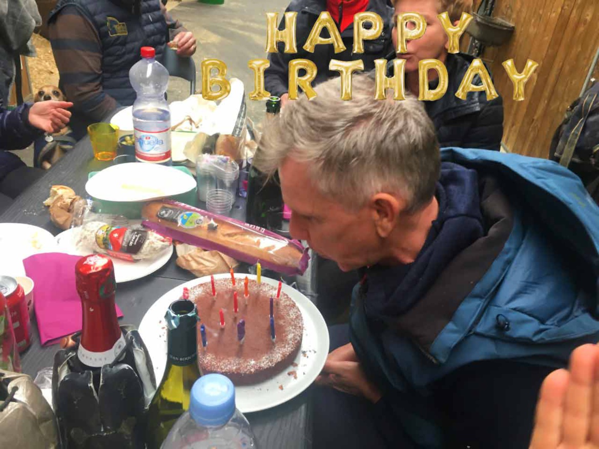 Notre moniteur Benoît en selle sur son beau cheval Upside aux Écuries du Rosey, poney club dans le pays de Gex Notre moniteur Benoît en selle sur son beau cheval Upside aux Écuries du Rosey, poney club dans le pays de Gex