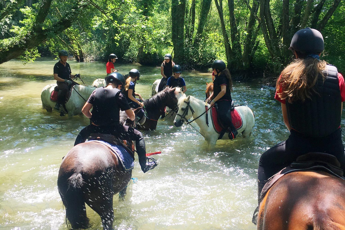 Stages équitation été 2021 aux Écuries du Rosey, poney-club dans le pays de Gex
