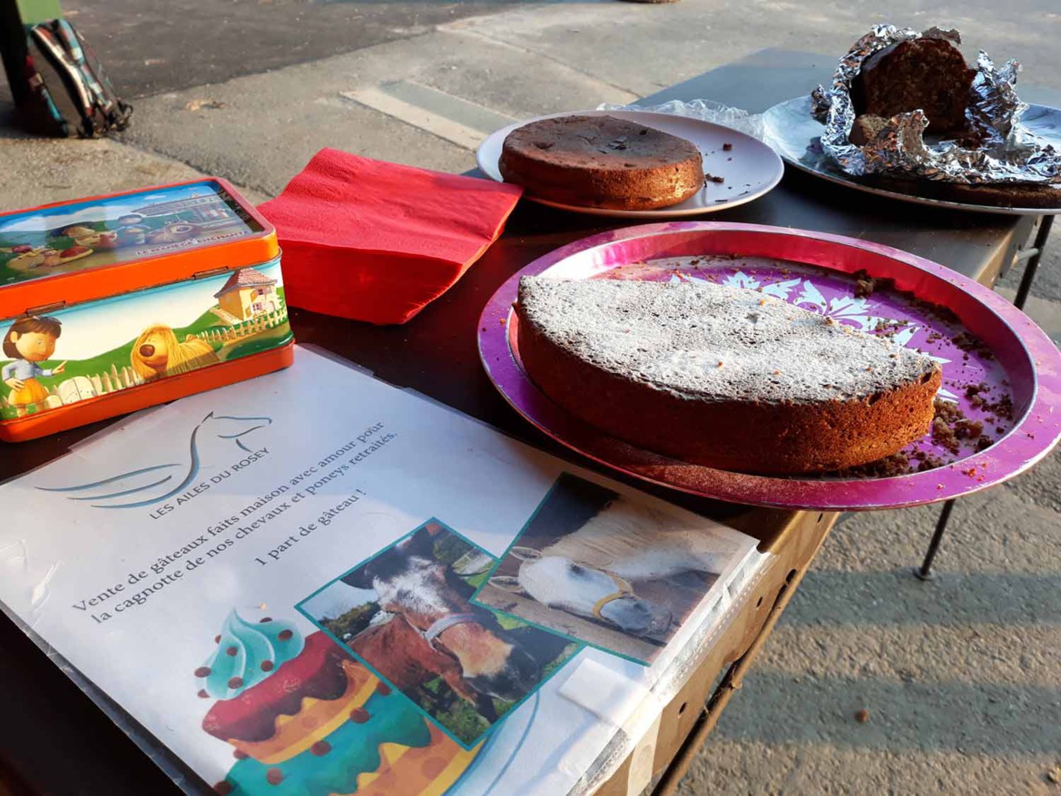 Vente de gâteaux faits maison au centre équestre des Écuries du Rosey