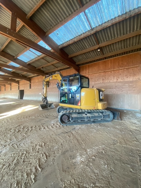 Changement de sable pour notre manège des Écuries du Rosey