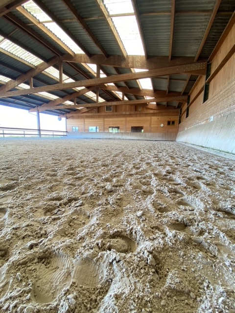 Changement de sable pour notre manège des Écuries du Rosey