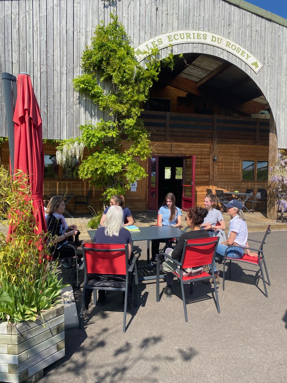 Approche éthologique aux Écuries du Rosey, centre équestre dans le pays de gex Approche éthologique aux Écuries du Rosey, centre équestre dans le pays de gex