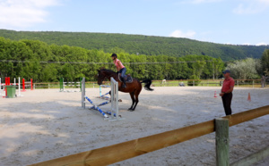 Jumping pour le cours adultes confirmés aux Écuries du Rosey