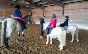 Les débutants en selle pour leur cours d'équitation aux Écuries du Rosey