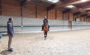 Notre moniteur Benoît en selle sur son beau cheval Upside aux Écuries du Rosey, poney club dans le pays de Gex